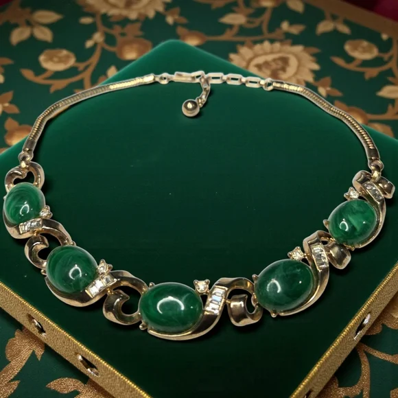 TRIFARI Vintage Emerald Glass Cabochon Crystal Gold Necklace - Picture 5 of 5